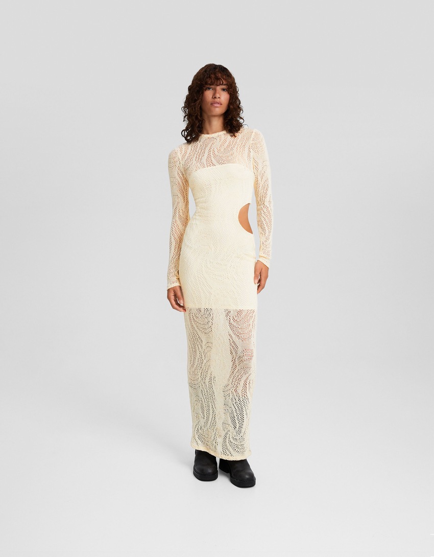 Vestido longo de crochê com recortes e mangas compridas