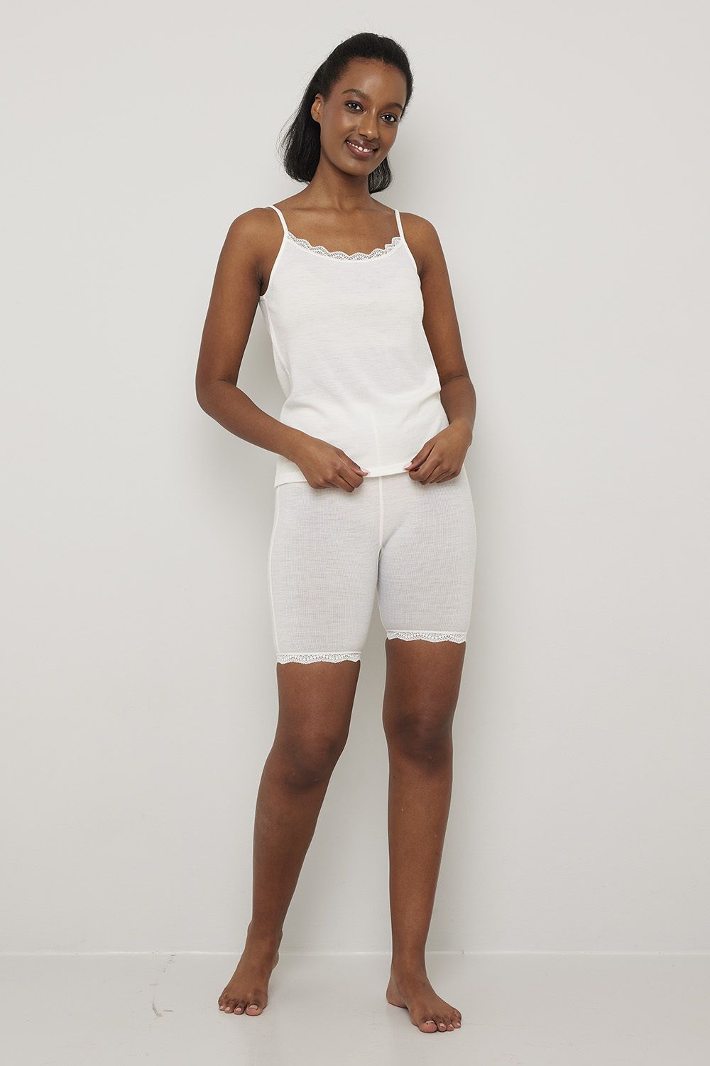 Flora Shorts i merinoull med blondekant