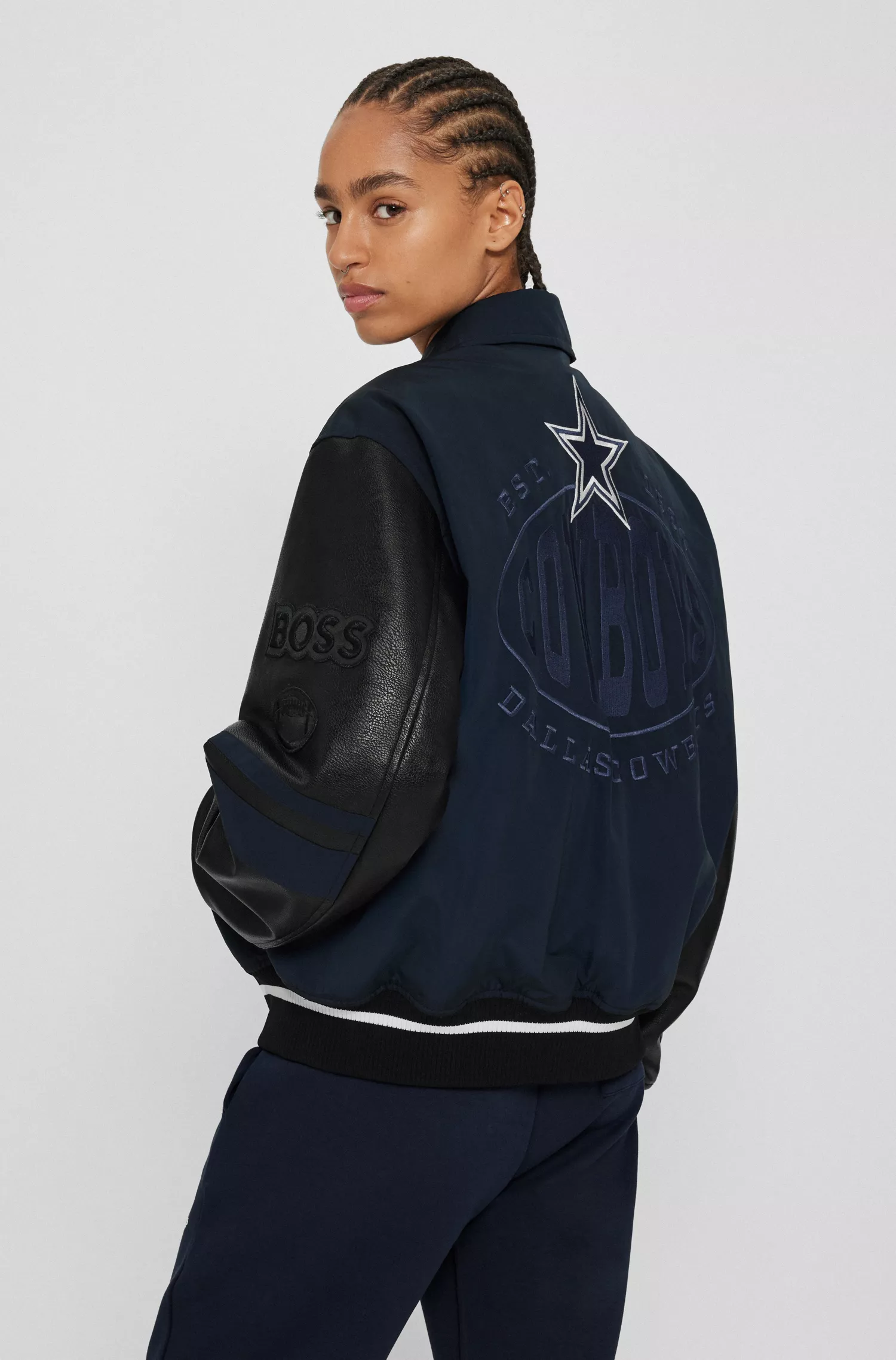 Jaqueta bomber impermeável BOSS Orange-BOSS x NFL com logo da colaboração.