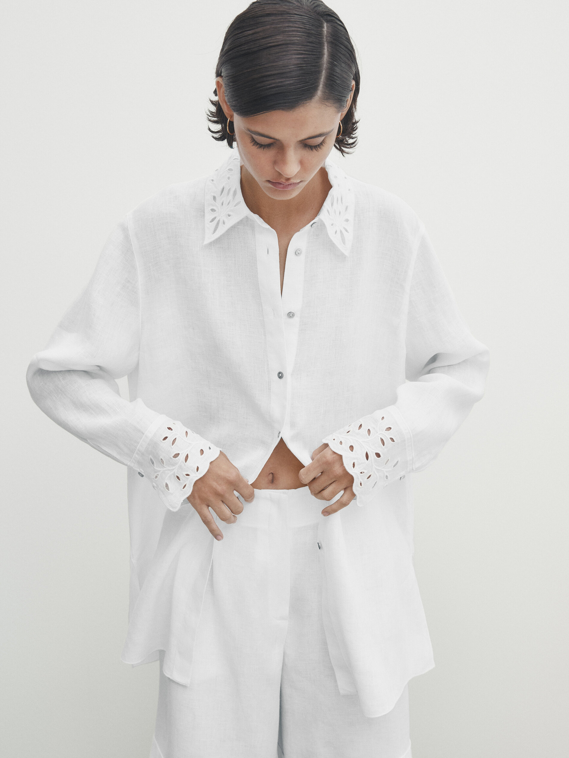 Camisa de linho bordada e perfurada - BRANCA