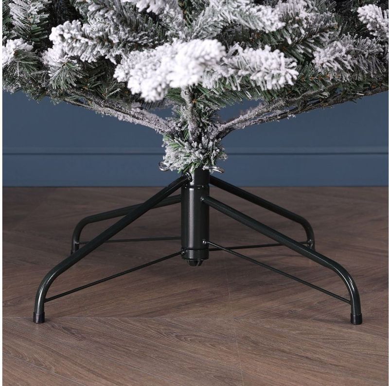Kingston - Flocked - Kunstkerstboom - Groen - 180 cm - Ø 116 cm - 559 tips - Besneeuwd - Metalen Voet