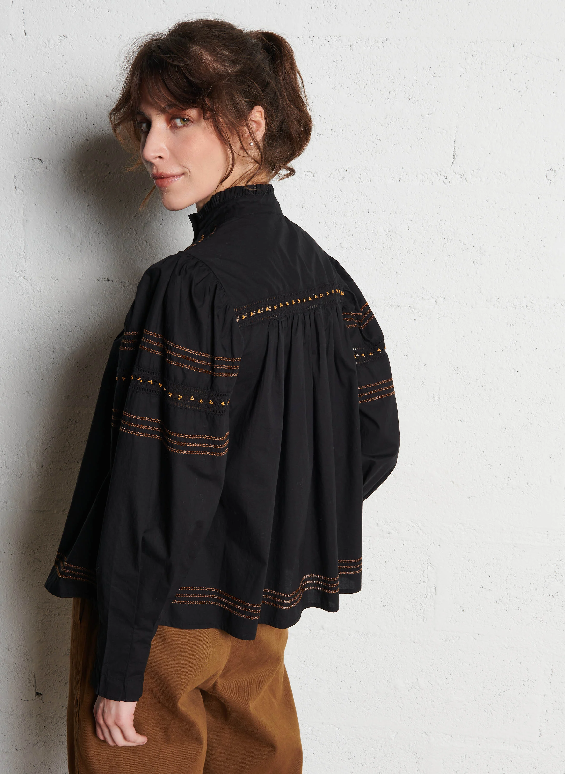 AMALYA - Blouse ample brodée en coton | Noir