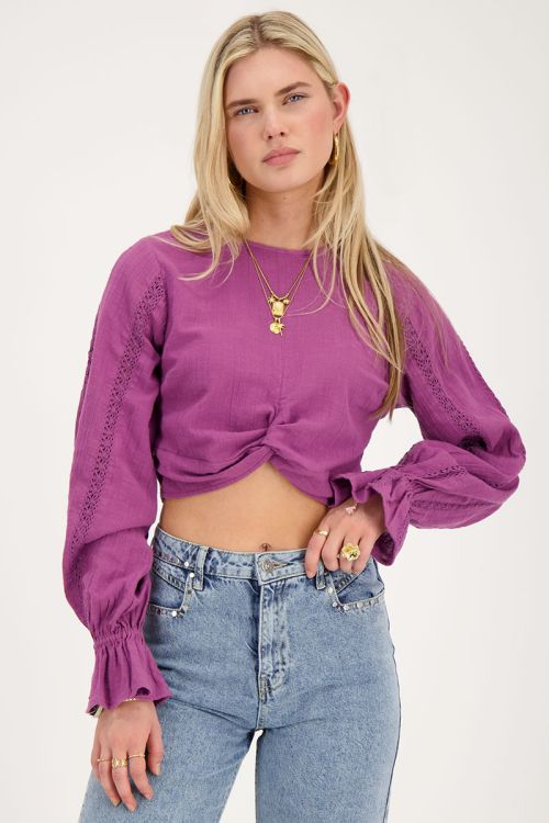 Paarse top met tapes en knoopdetail