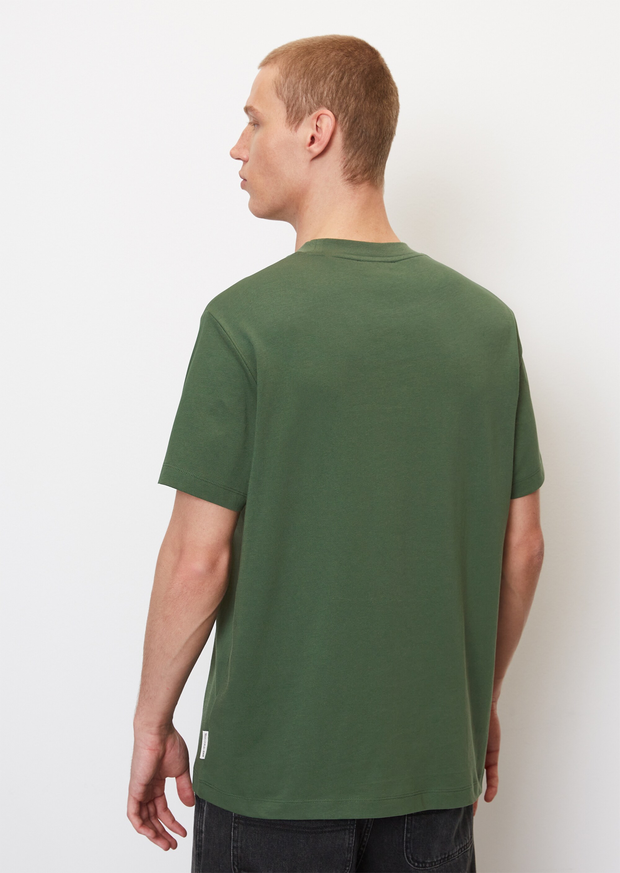 T-Shirt relaxed je nach Farbe mit markantem Rückenprint