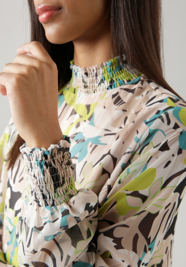 Aniston SELECTED Chiffonbluse , mit Blätterdruck und Smokbündchen