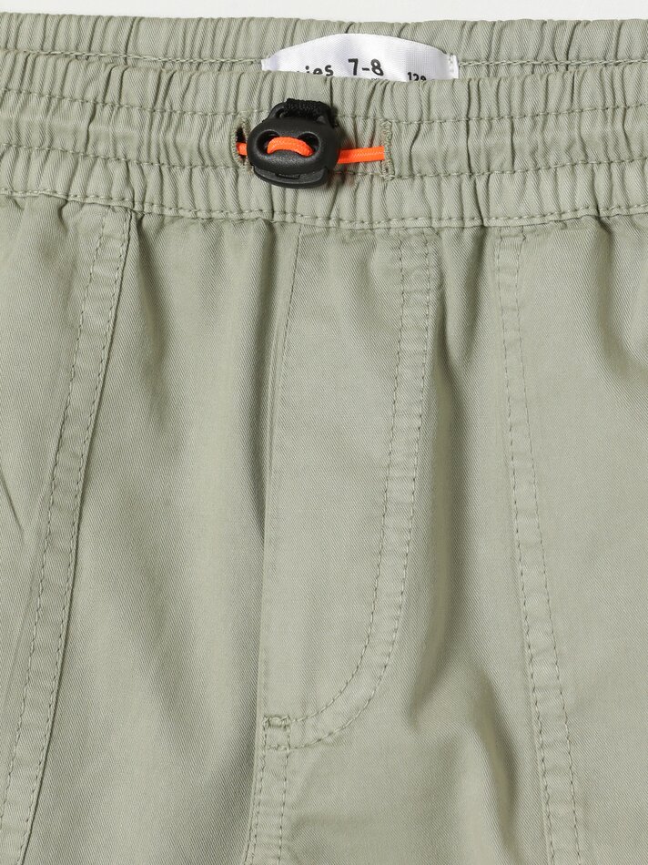 Bermuda jogger com bolsos - Lavagem verde-oliva