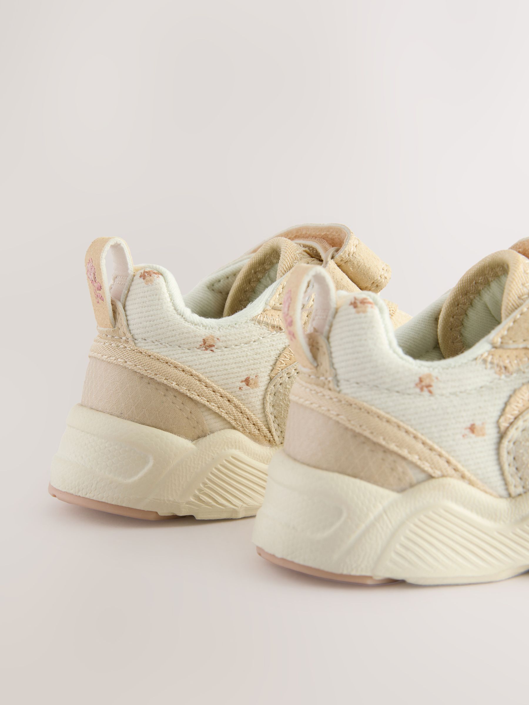 Neutraal met geborduurde bloemen - Sneakers met elastische veters en klittenbandsluiting