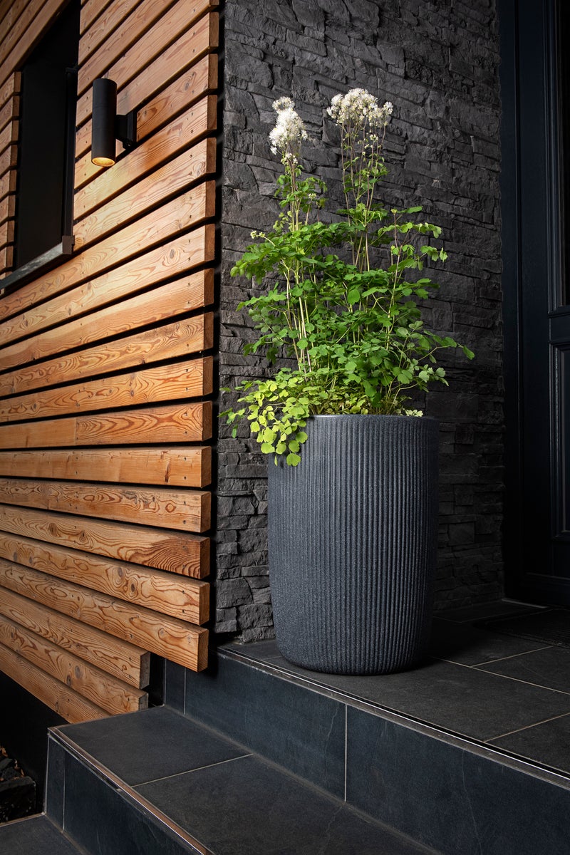 Scheurich Linetto High 54, hoge bloempot/plantenbak, rond, gemaakt van kunststof, kleur: Stony Black, diameter 38,6 cm, hoog 53,9 cm, inhoud 50 l.
