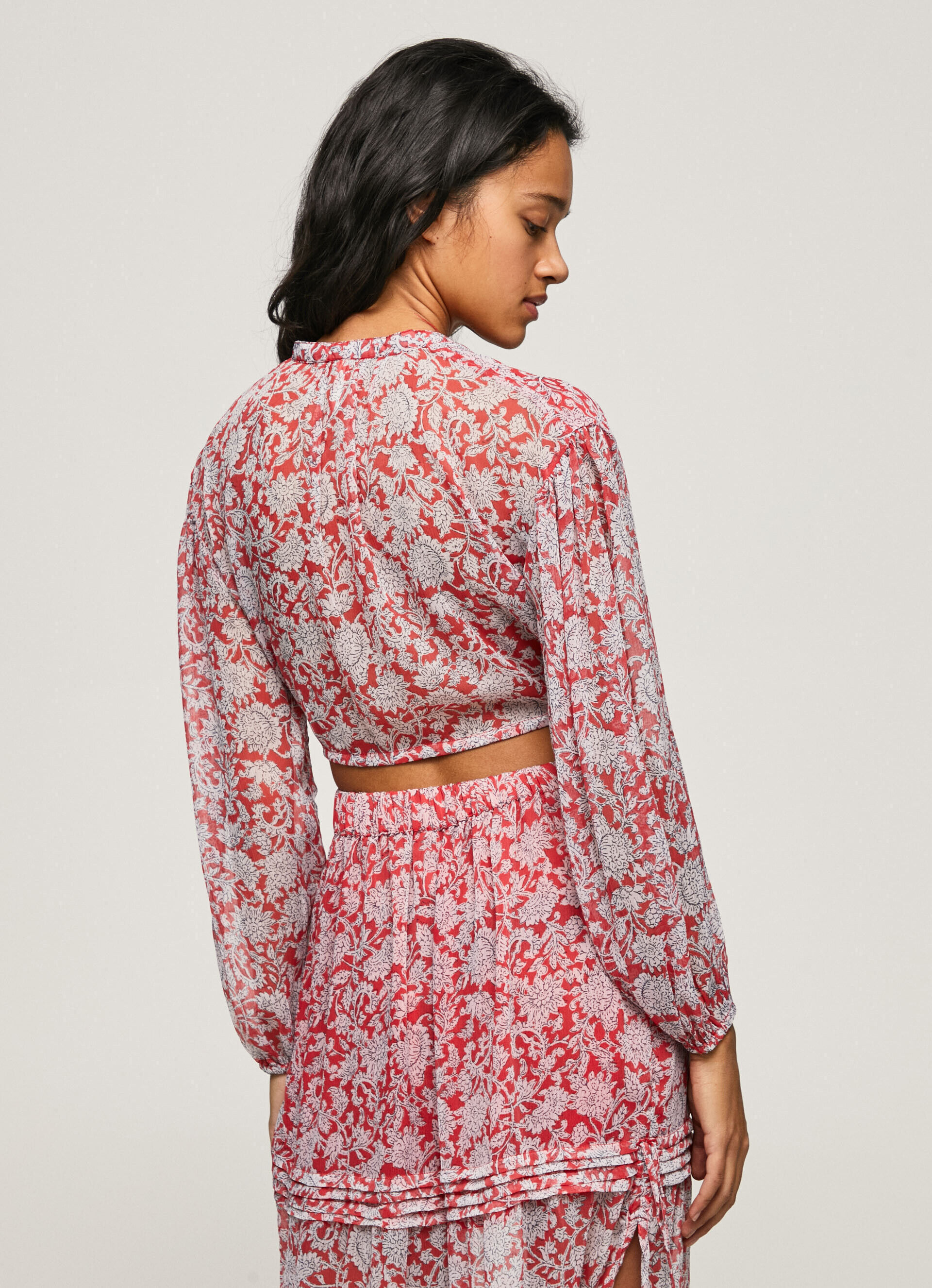 Blusa cropped com estampa floral - multicolorida