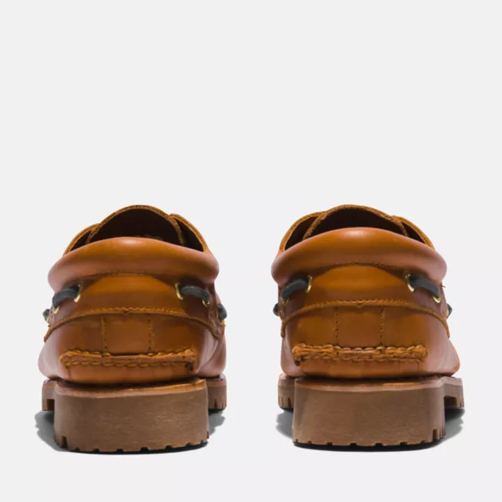 Sapato náutico masculino de três ilhós, costurado à mão, na cor marrom.