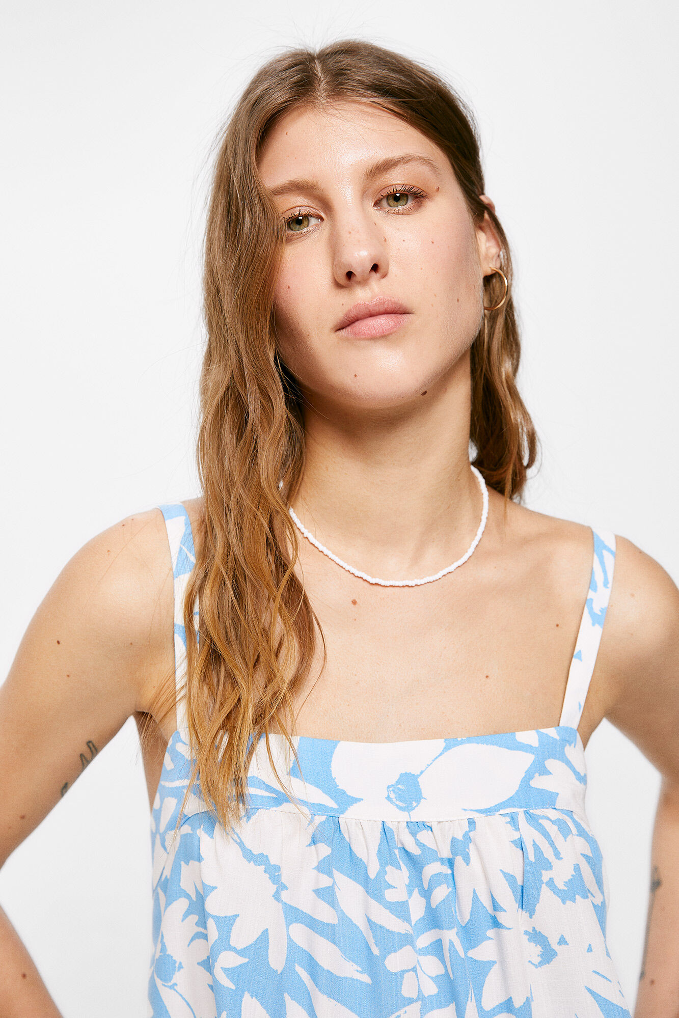 Blusa estampada com nó nas costas - azul médio