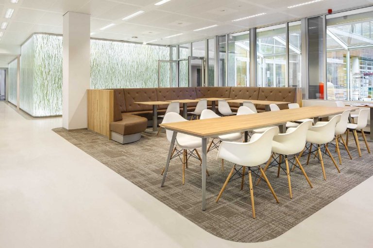 Vitra Eames DSW stoel met essen onderstel, Pebble