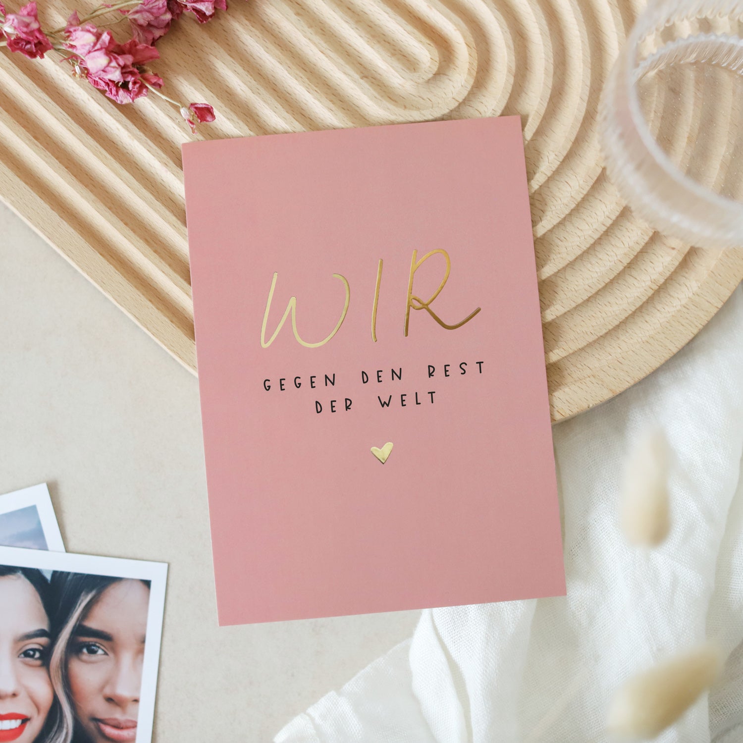 Postkarte „Wir gegen den Rest der Welt