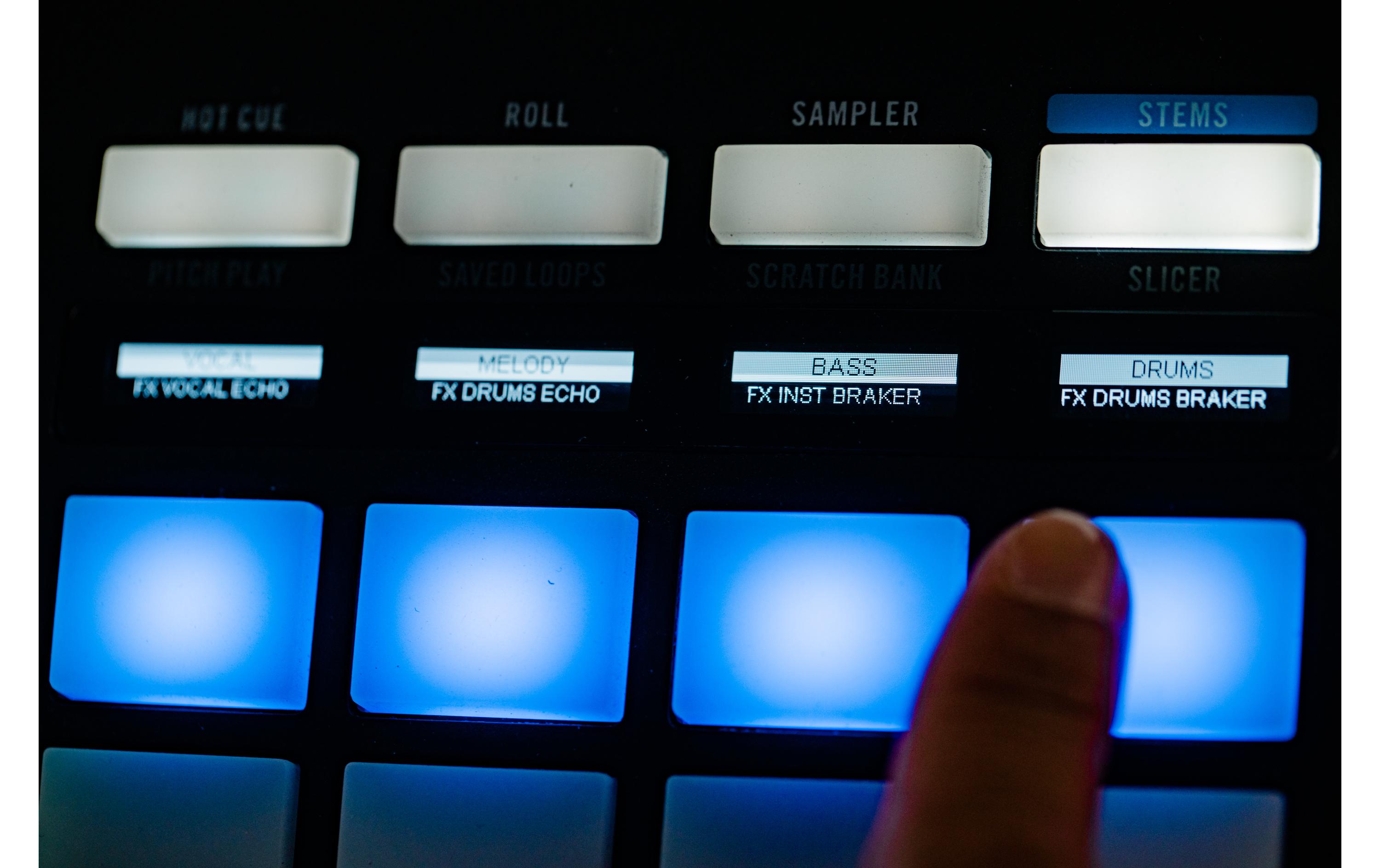 DJ-Controller Four<br>Fortschrittlicher 4-Kanal-Stems-DJ-Controller