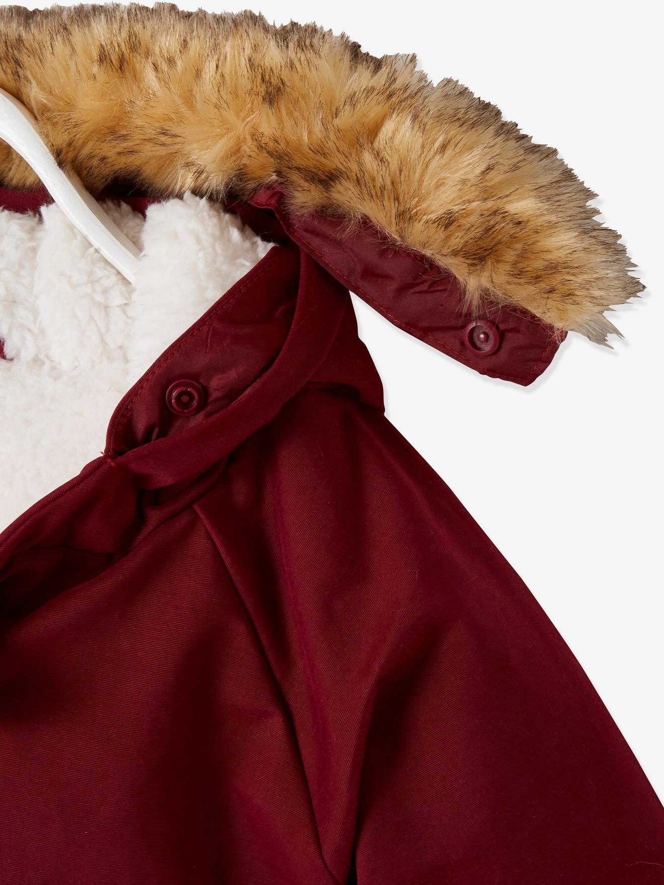 Parka com capuz contornado em pele sintética, listrada em vermelho bebê escuro.