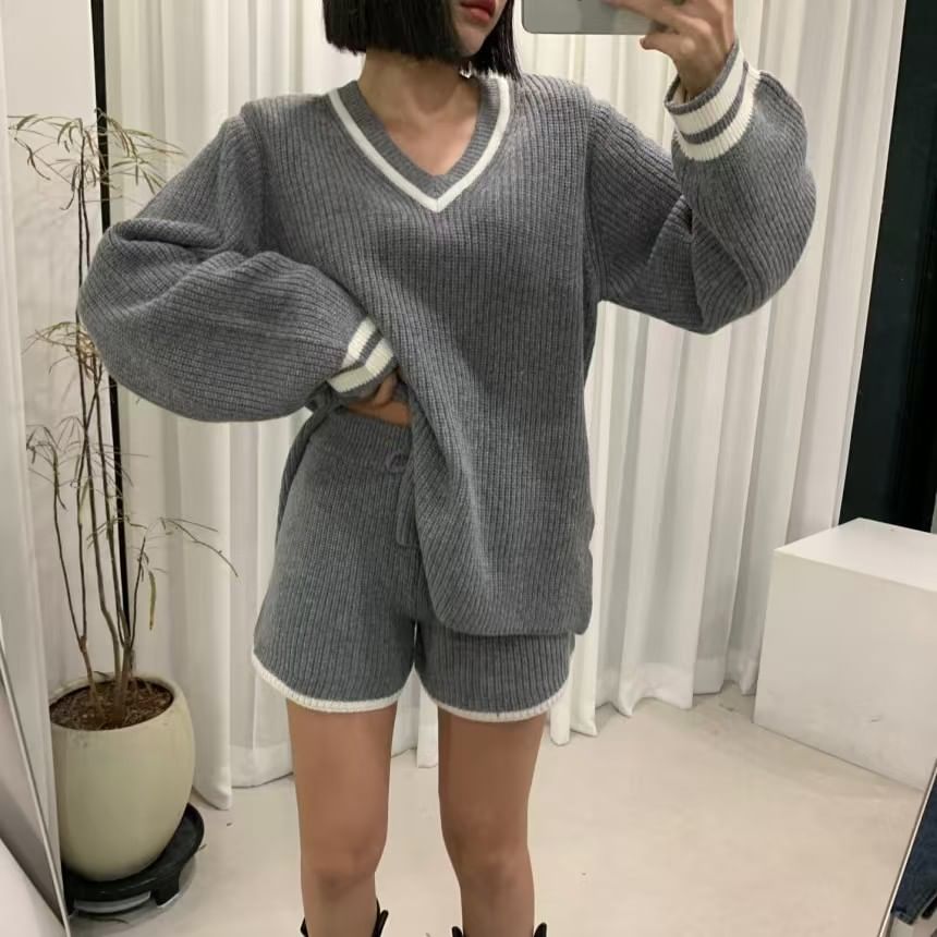 MIKIGA - Set: V-hals gestreepte oversized trui + high waist shorts