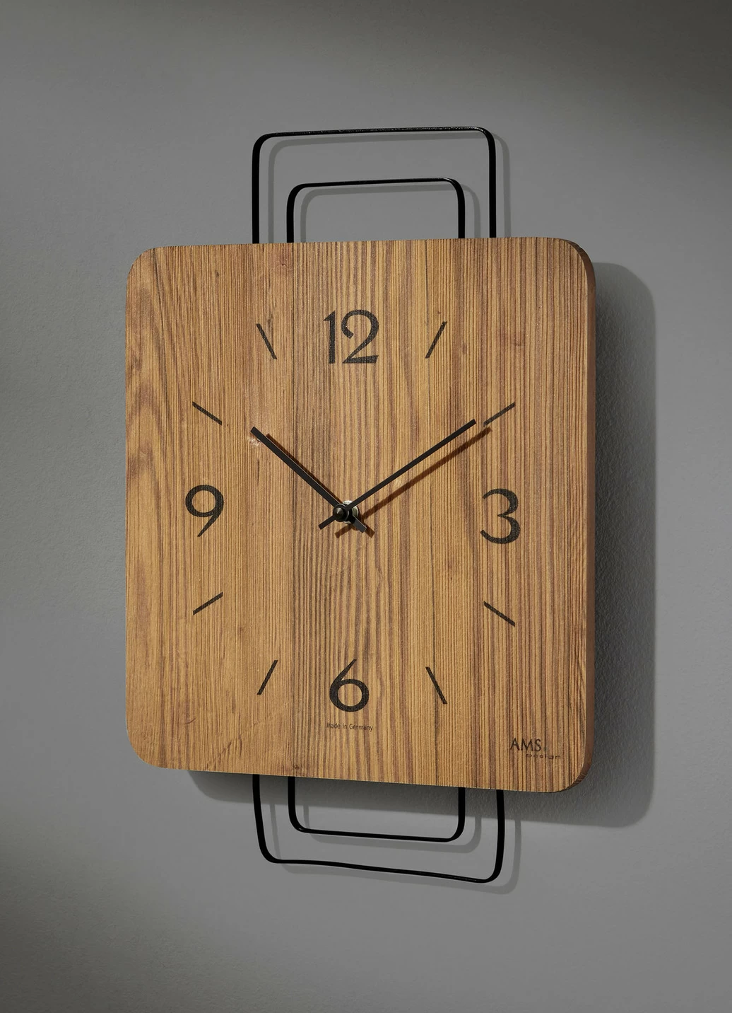 Wanduhr mit Holzgehäuse aus dem Hause AMS