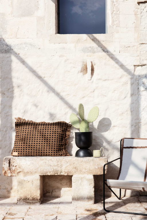 Ferm Living Desert fauteuil zwart onderstel Black/Soil