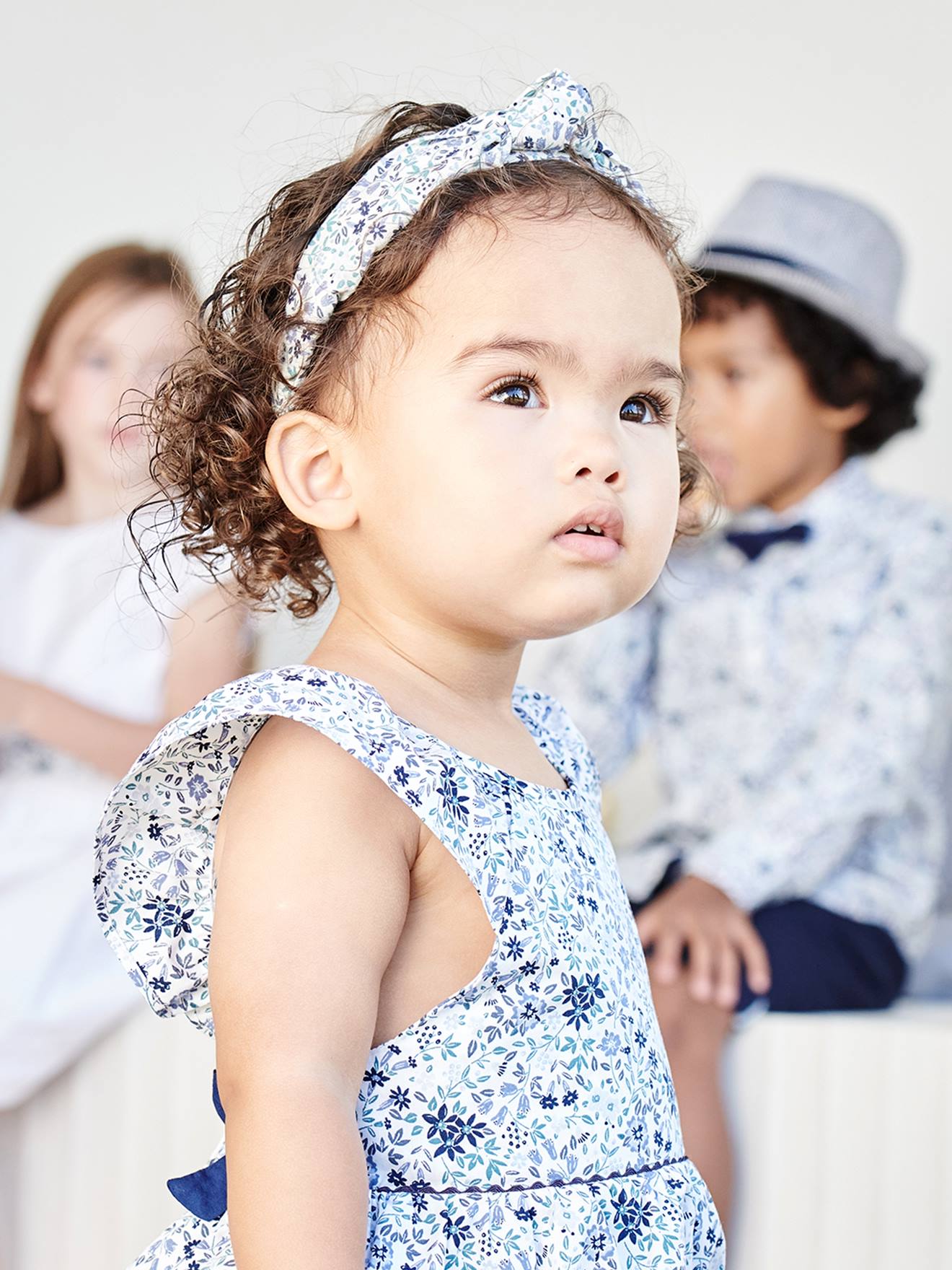 Vestido de festa infantil com estampa floral branca clara
