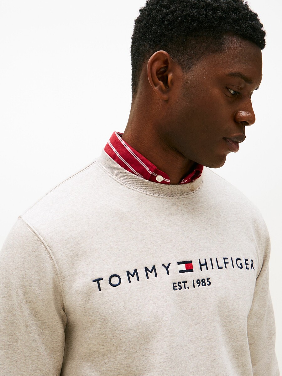 Suéter TOMMY HILFIGER com gola redonda e estampa na frente.