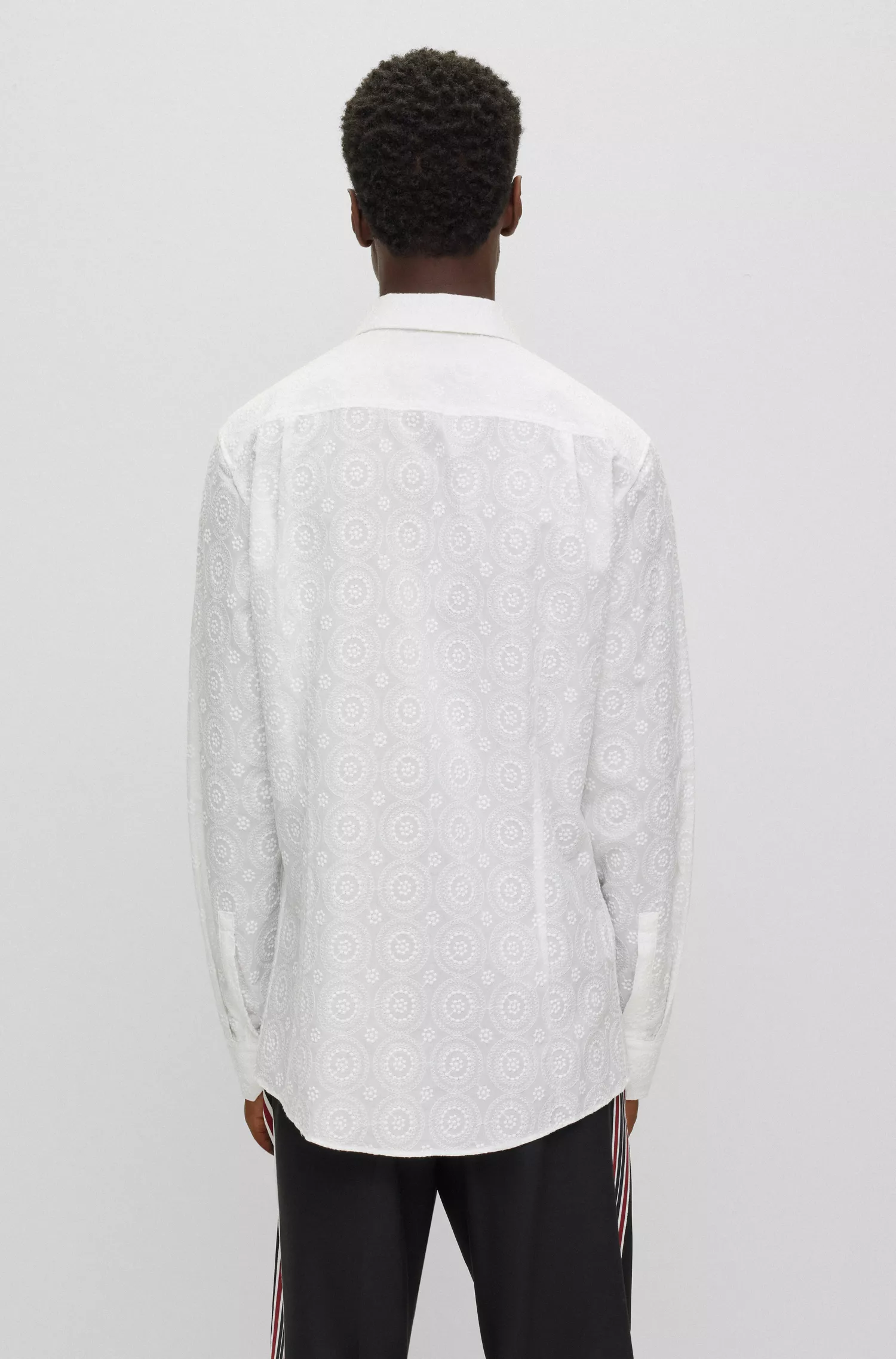 Camisa HUGO vermelha, extra slim fit, em algodão bordado com efeito de renda.