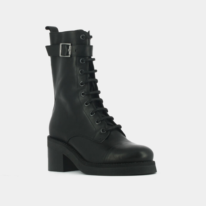 Boots à lacets, talons et détails argentés  en cuir gras noir