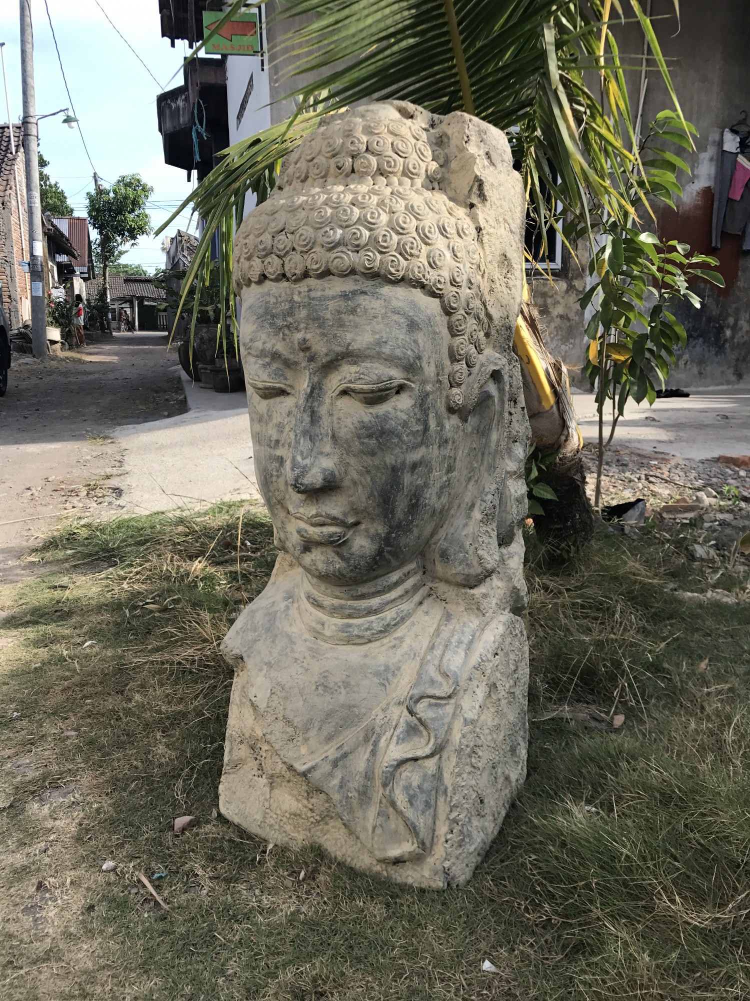 Terrakotta-Büste 'Buddha schlafend', grau, H 103 cm, T 35 cm, B 35 cm von fischer's lagerhaus