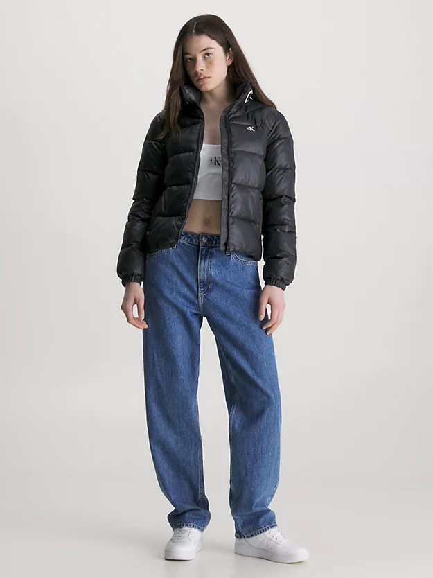 Jaqueta de nylon reciclado com modelagem slim e enchimento de plumas.