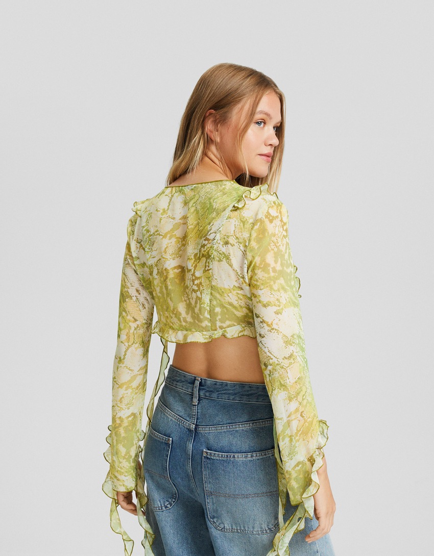 Blusa de chiffon de manga comprida com babados e estampa.