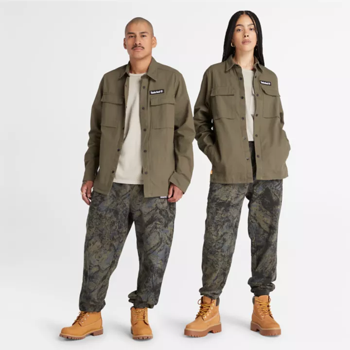 Calça de moletom unissex com estampa camuflada de montanhas.