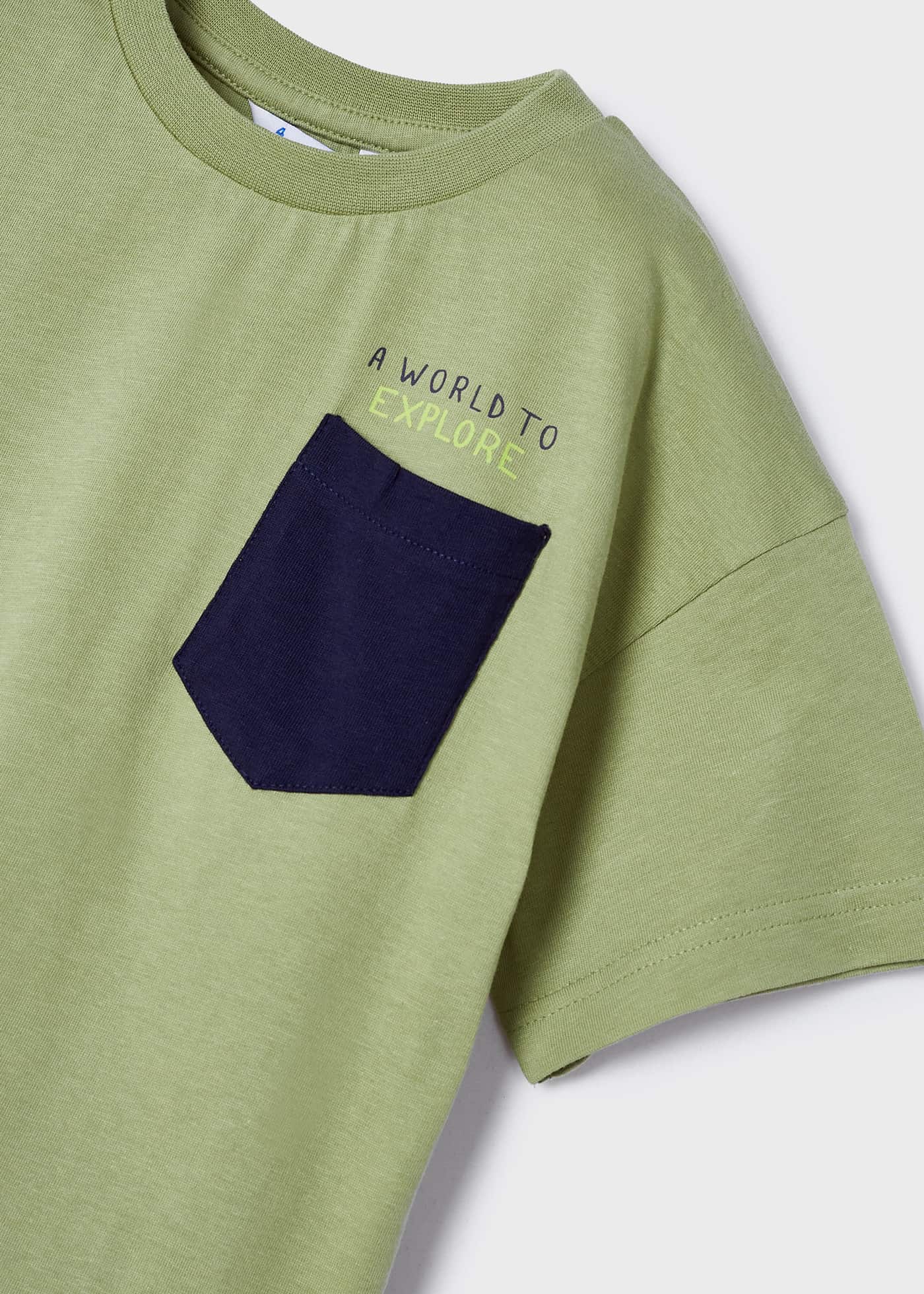 Camiseta infantil masculina em algodão sustentável com estampa.