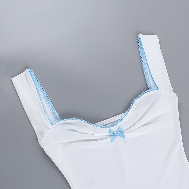 Trisica - Queen Anne hals, kanten rand, strikaccent tanktop