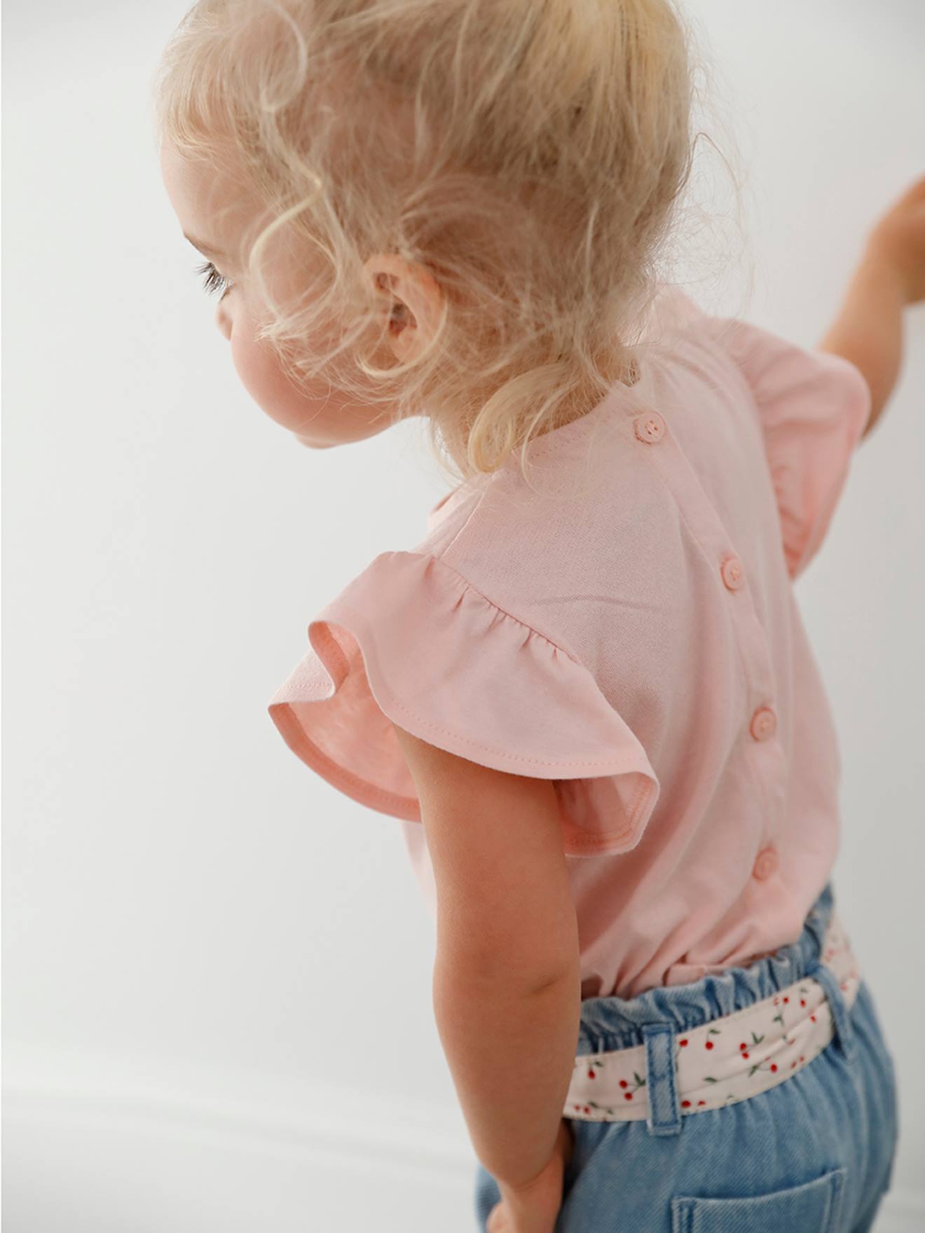 Camiseta infantil com estampa floral em relevo, rosa claro, lisa.
