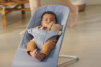BabyBjörn Bliss Vippestol Vevet Bladmønstret Quilt, Blå