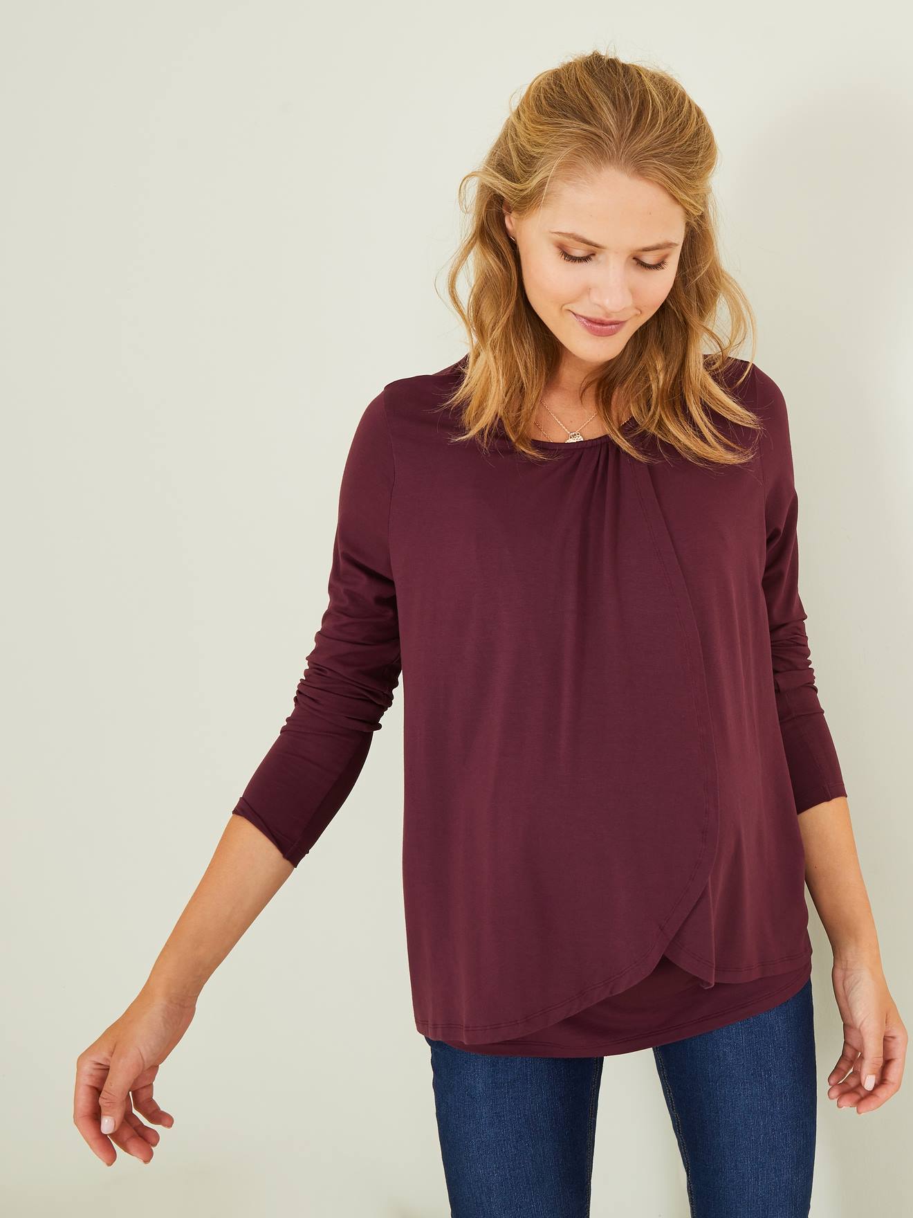 Blusa de maternidade e amamentação lisa em tom marrom escuro com bainhas cruzadas.