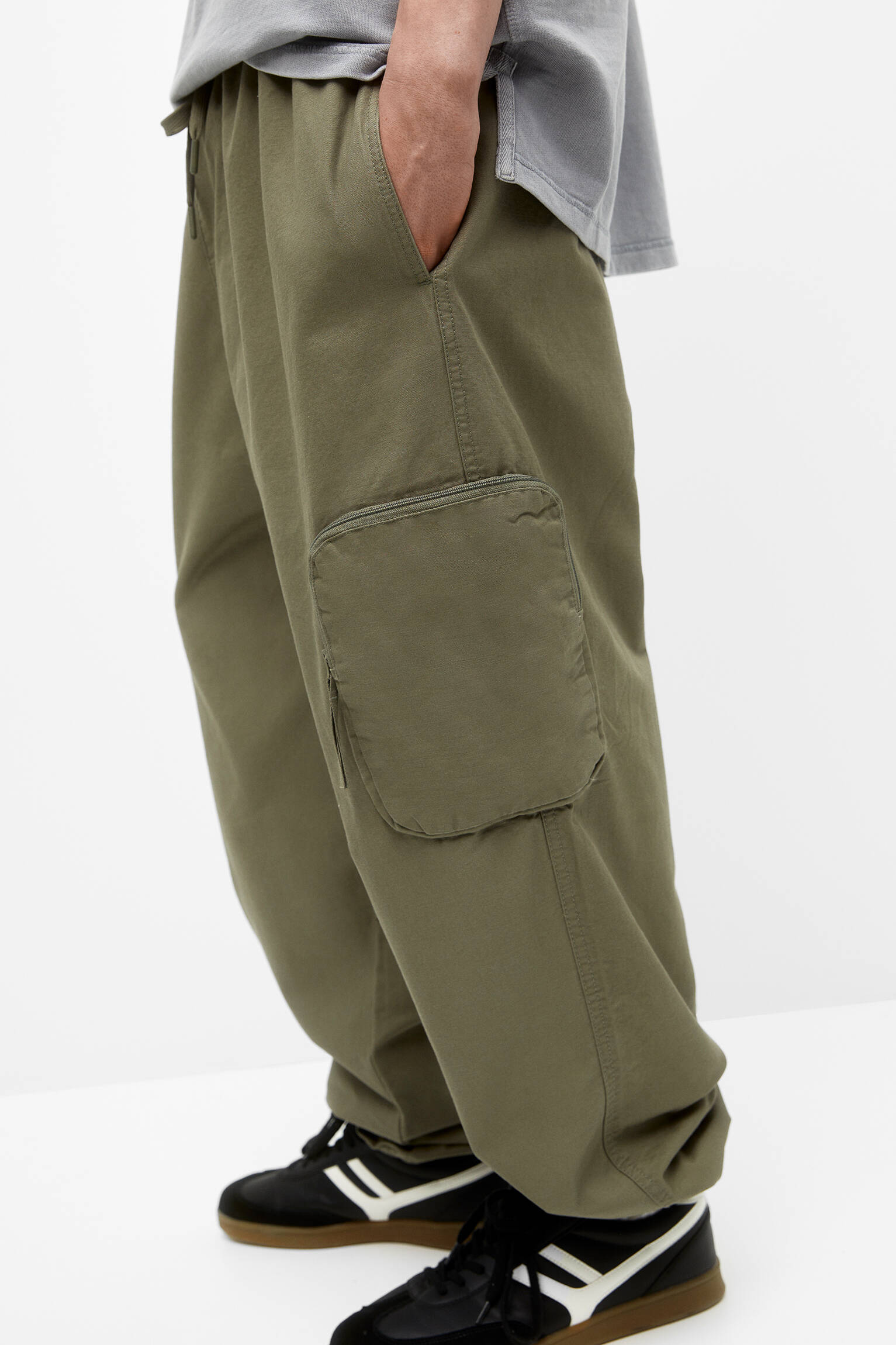 Calça cargo jogger em tecido técnico - cáqui