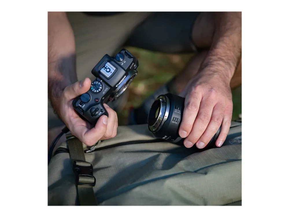 Canon EOS RP - Digitalkamera - spejlløst - 26.2 MP - Full Frame - 4K / 25 fps - 4.3x optisk zoom RF 24-105 mm F4 L IS USM objektiv - Wi-Fi, Bluetooth - med Canon Mount Adapter EF-EOS R