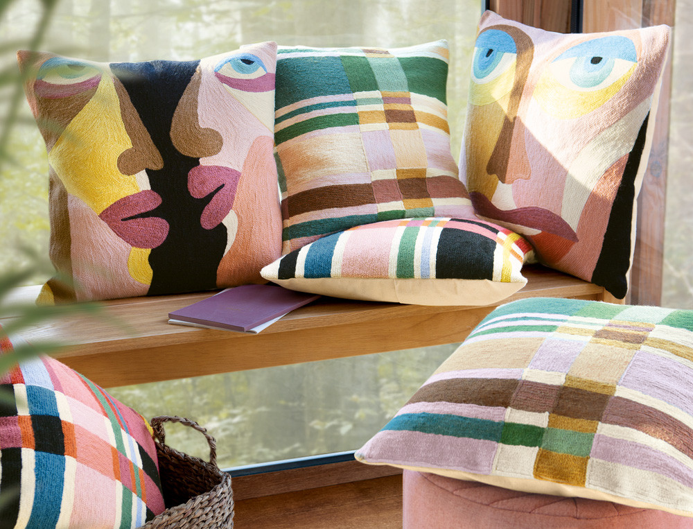 Coussin brodé visage de face-Expression libre