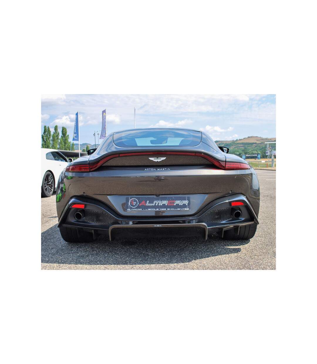 Pilotage d'une Aston Martin Vantage lors de 2 tours de circuit - SMARTBOX - Coffret Cadeau Sport & Aventure