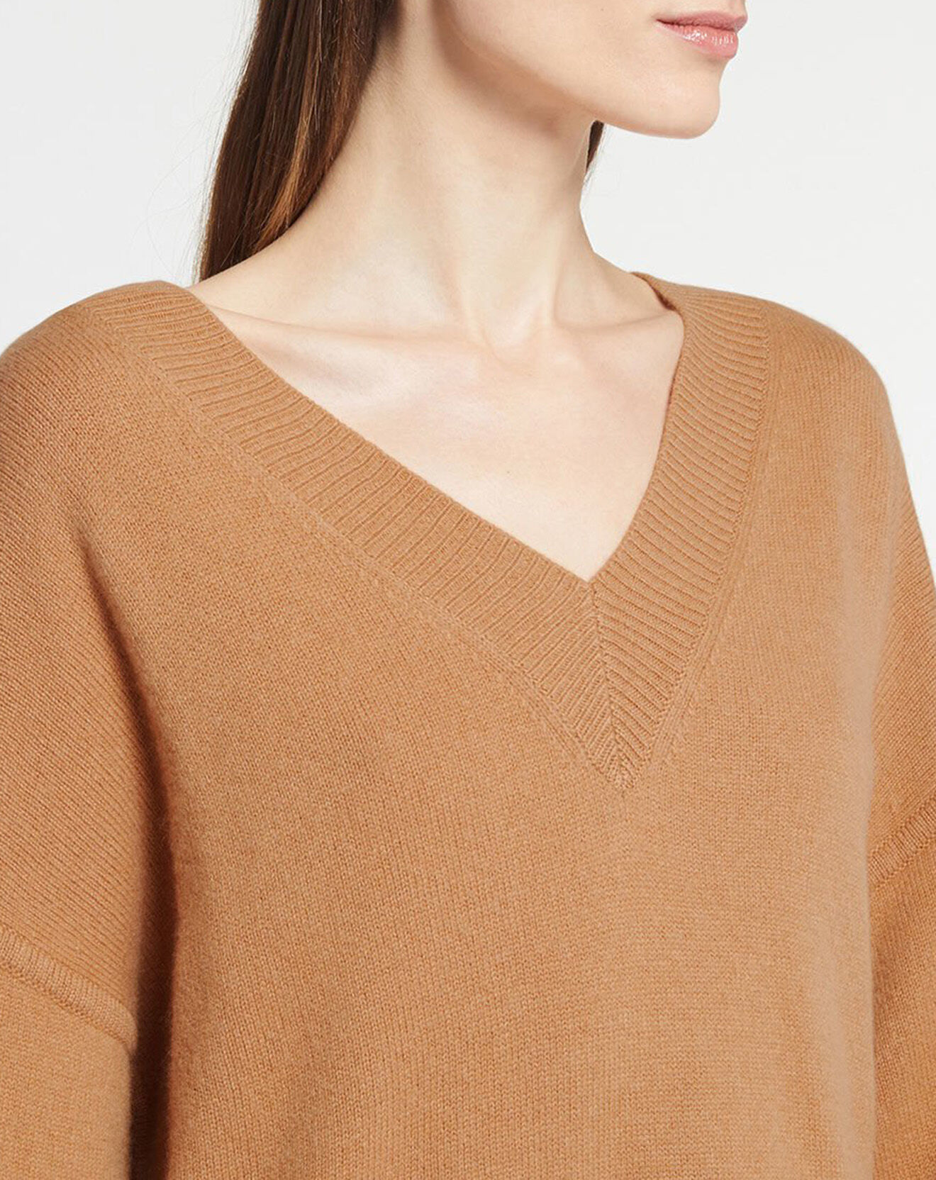 Galeries Lafayette Robe pull en Laine & Cachemire Divine col V camel