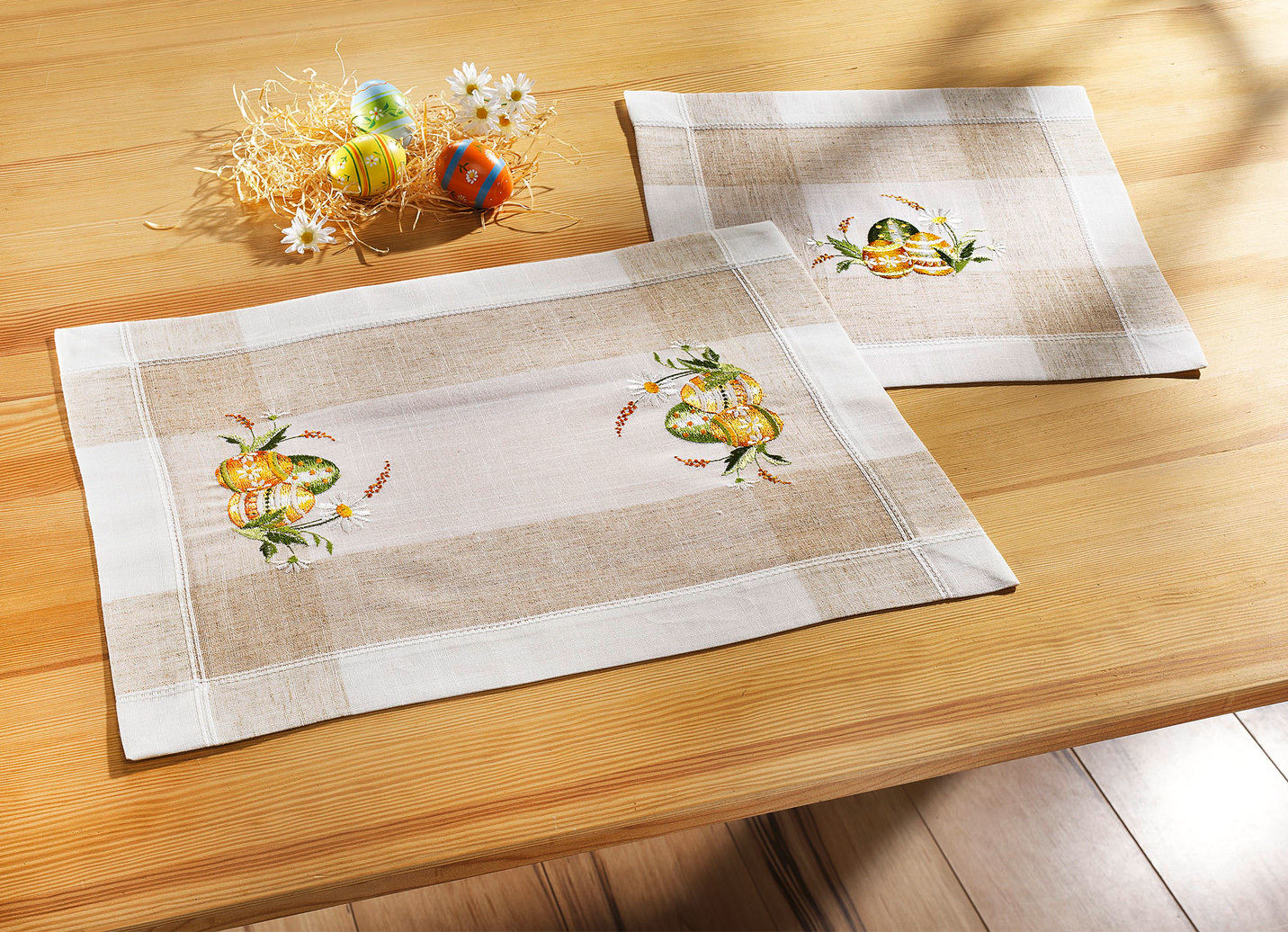 Charmante Accessoires mit buntem Ostereier- Motiv