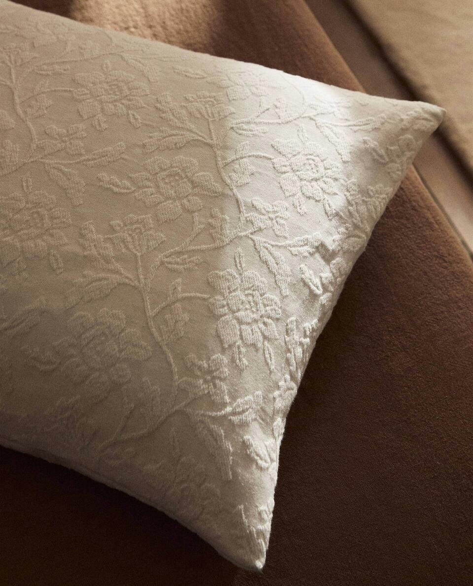 CAPA DE ALMOFADA COM BORDADO FLORAL