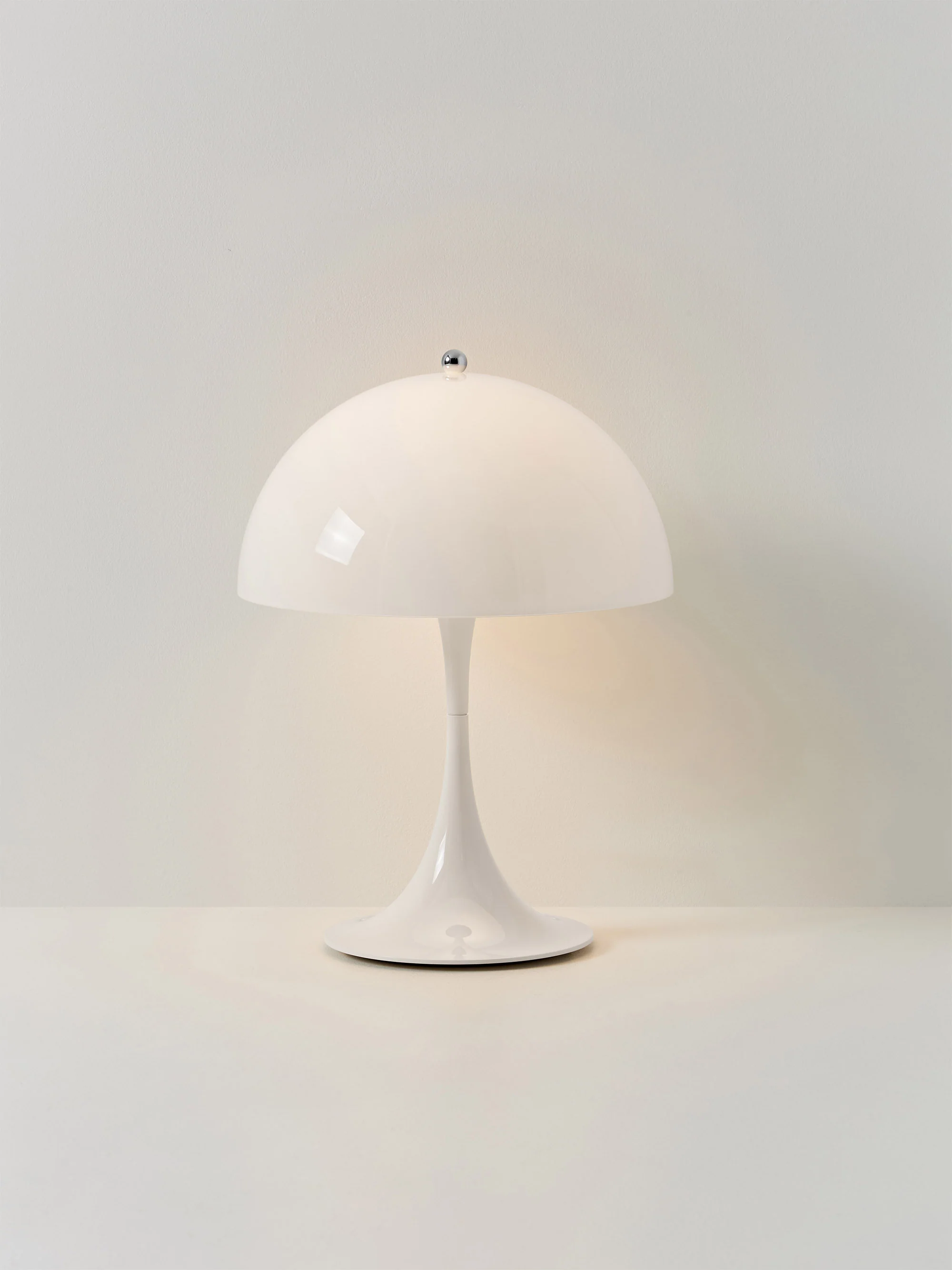 Draagbare dimbare LED tafellamp Panthella 250, design Verner Panton