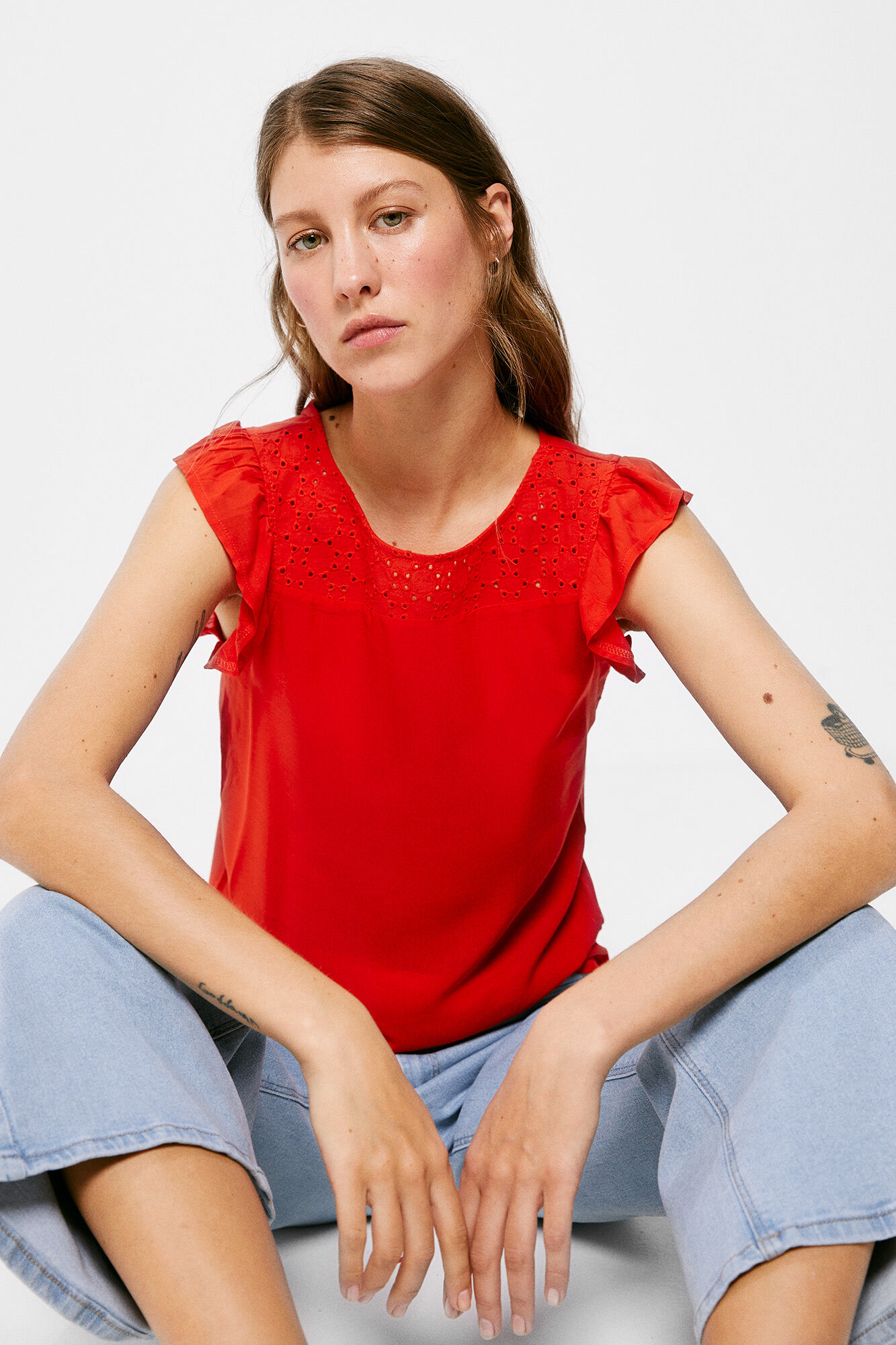 Camiseta bicolor bordada suíça - Vermelha