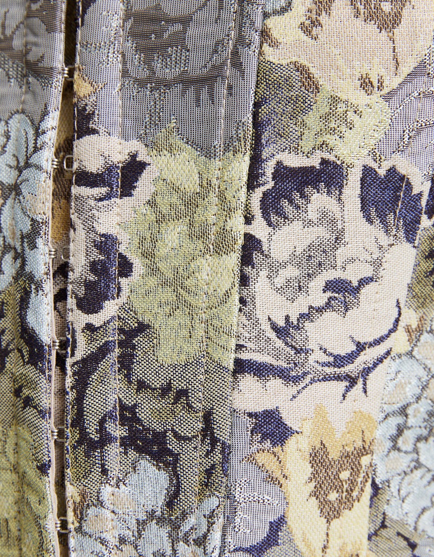 Blusa aberta nas costas com amarração em jacquard