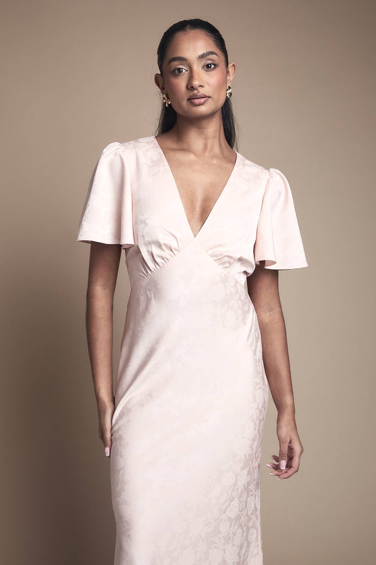 Oasis Robe Longue De Demoiselle D'honneur En Jacquard De Satin À Manches Ange
