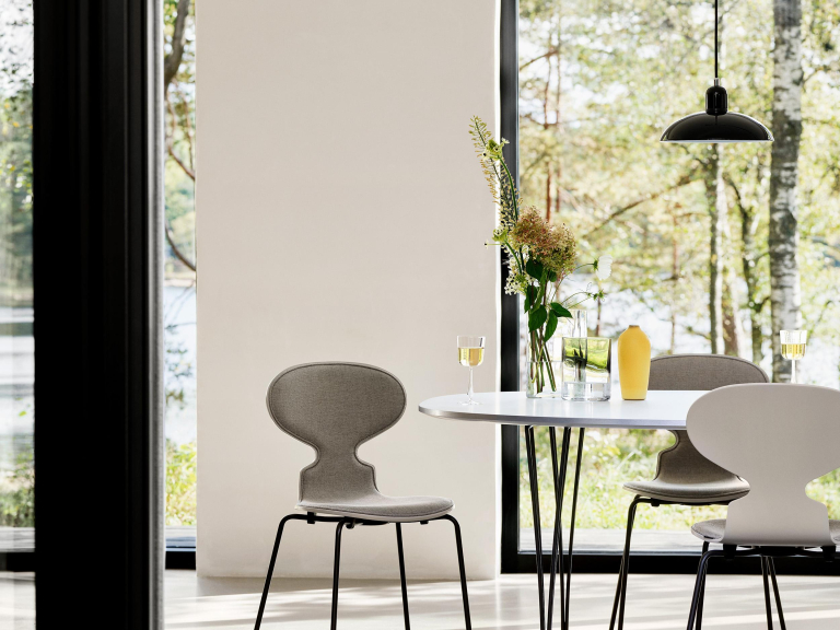 Fritz Hansen Ant stoel bronze onderstel Sunniva 153