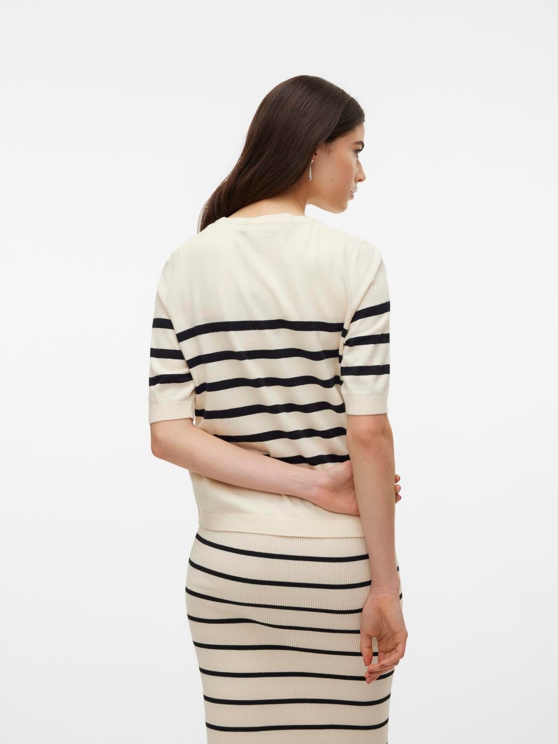 Vero Moda Kurzarmpullover »VMSABA PLAIN, Feinstrickpullover« Damenpullover, Rundhalsausschnitt, Kurzarm, Sommerpulli,,  im Regular Fit aus pflegeleichtem Materialmix mit Viskose