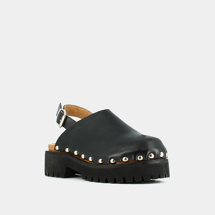 Mules à semelles crantées et clous  en cuir noir