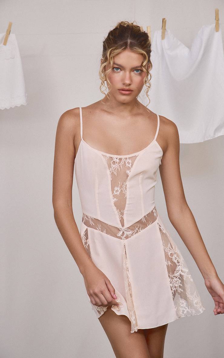 Rose Pâle Robe Droite À Bretelles Avec Détails En Dentelle
